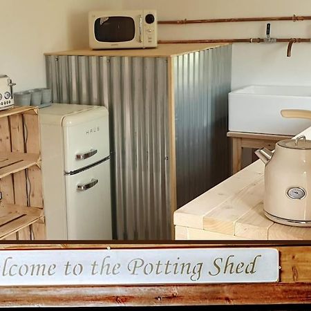 The Potting Shed Near Tenby, 100" Projector, Four Poster Bed, On-Site Hot Tub Access Via Spa Pack, Breakfast Kültér fotó