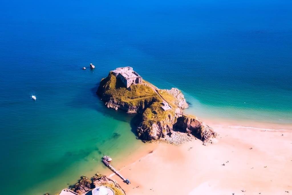 The Potting Shed Near Tenby, 100" Projector, Four Poster Bed, On-Site Hot Tub Access Via Spa Pack, Breakfast Kültér fotó