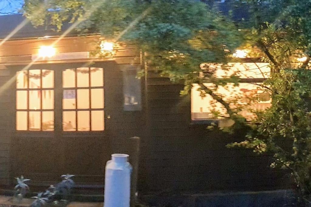 The Potting Shed Near Tenby, 100" Projector, Four Poster Bed, On-Site Hot Tub Access Via Spa Pack, Breakfast Kültér fotó