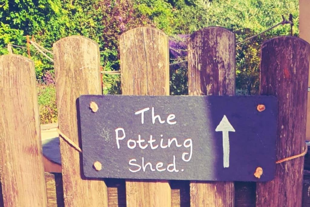 The Potting Shed Near Tenby, 100" Projector, Four Poster Bed, On-Site Hot Tub Access Via Spa Pack, Breakfast Kültér fotó