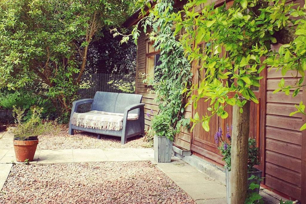 The Potting Shed Near Tenby, 100" Projector, Four Poster Bed, On-Site Hot Tub Access Via Spa Pack, Breakfast Kültér fotó