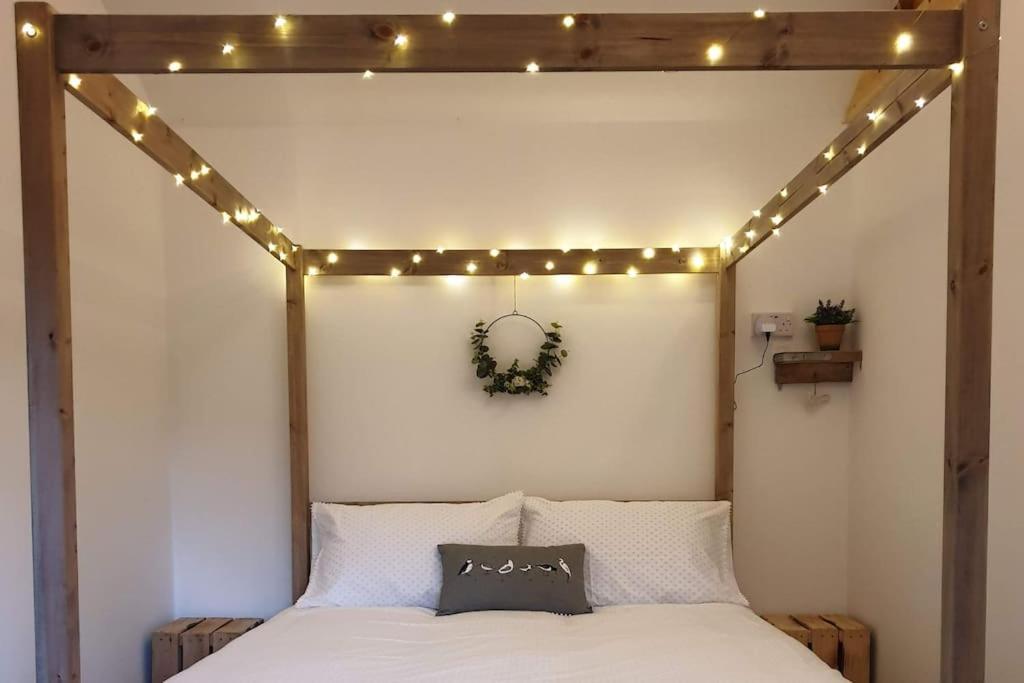 The Potting Shed Near Tenby, 100" Projector, Four Poster Bed, On-Site Hot Tub Access Via Spa Pack, Breakfast Kültér fotó