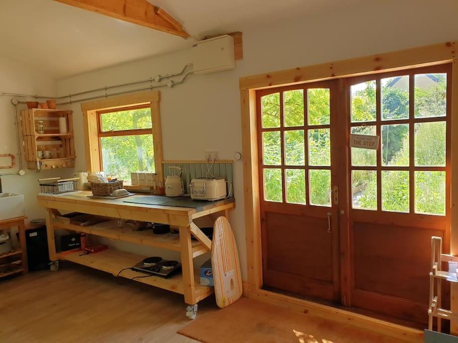 The Potting Shed Near Tenby, 100" Projector, Four Poster Bed, On-Site Hot Tub Access Via Spa Pack, Breakfast Kültér fotó