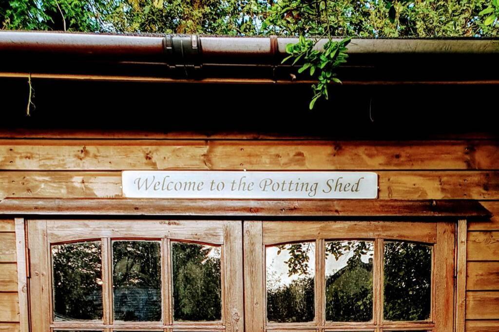The Potting Shed Near Tenby, 100" Projector, Four Poster Bed, On-Site Hot Tub Access Via Spa Pack, Breakfast Kültér fotó